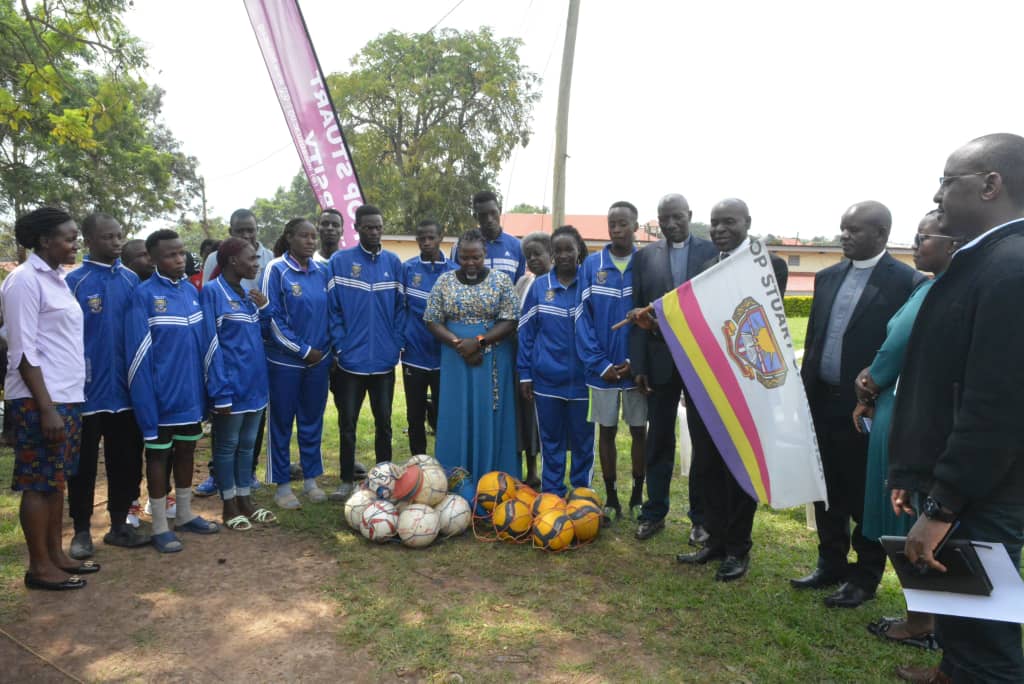 flagging off the university sports team ahead of the East Africa Inter-University